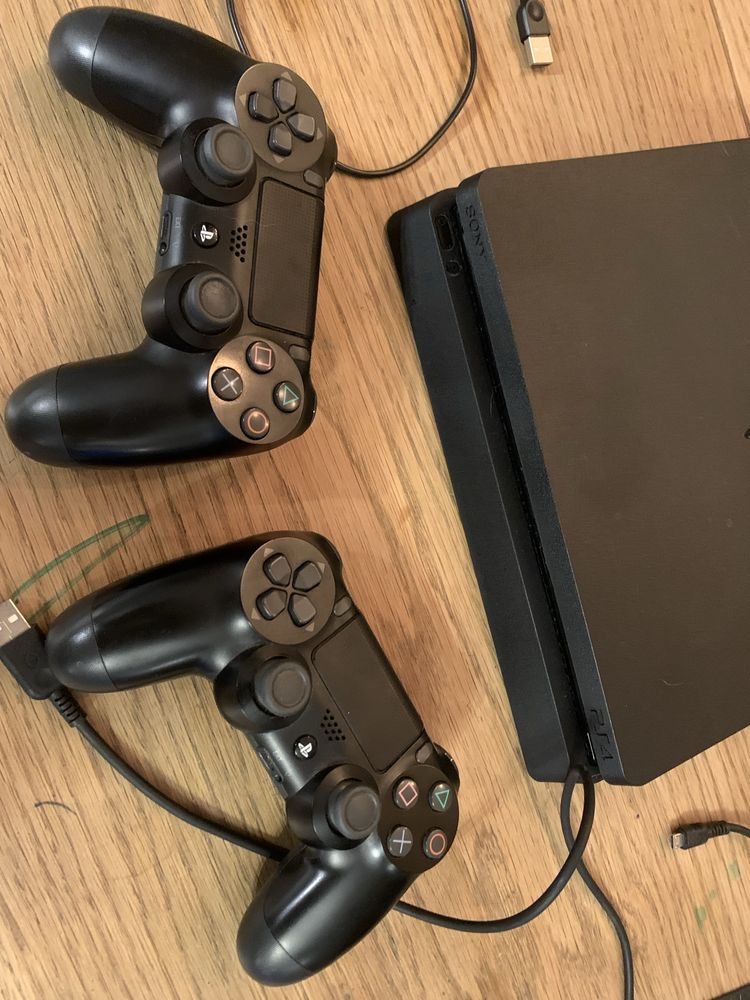 PlayStation 4 slim pamięć 1 tera plus 2 pady i gry