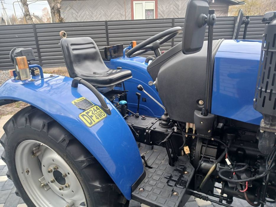 Трактор донгфенг 244 .