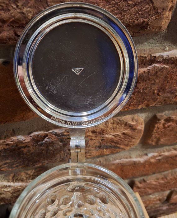 Szklany kufel do piwa z pokrywą