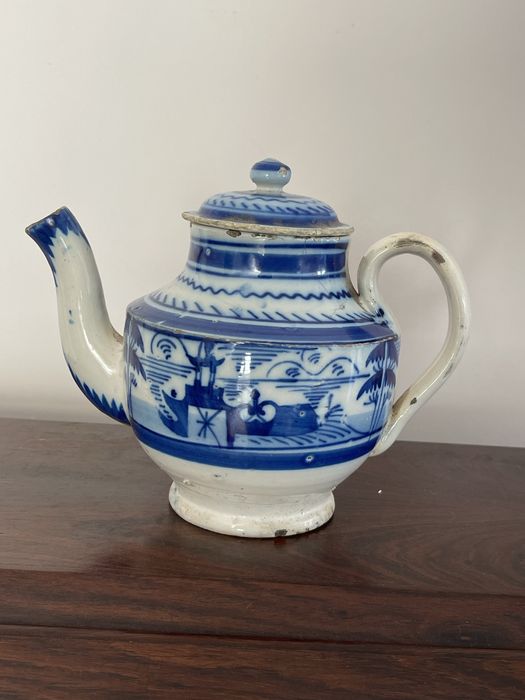 Bule antigo em faianca