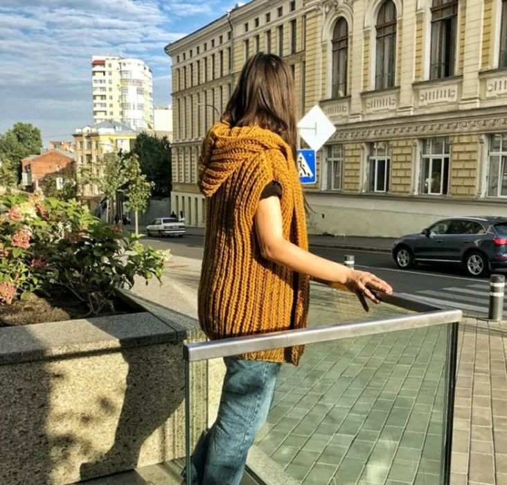 В'язаний жилет ручної роботи