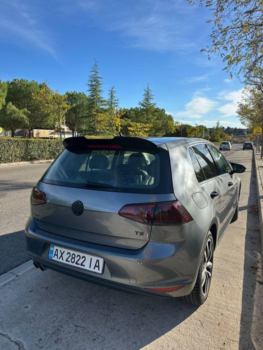 Volkswagen Golf 2015 року випуску (Америка) колір сірий.