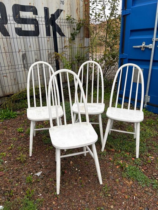 Komplet drewnianych krzeseł