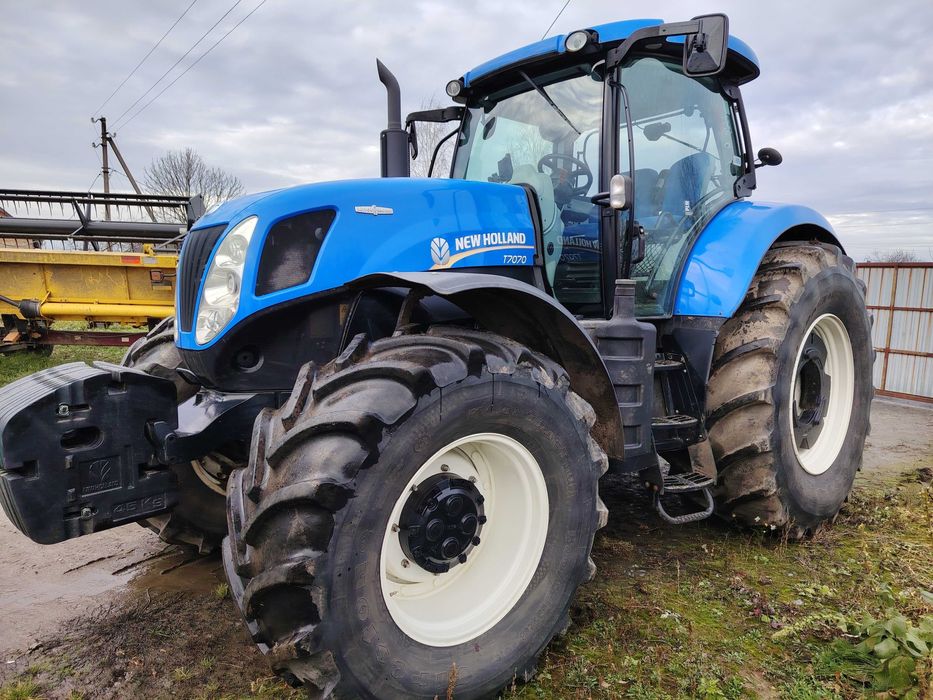 трактор New Holland 7070