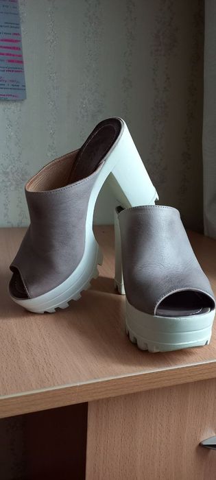 Босоніжки на платформі