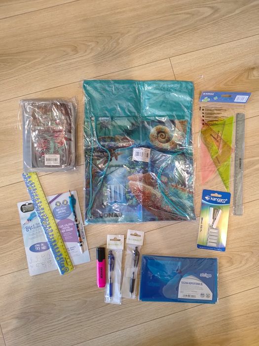 Zestaw teczki zszywacz dlugopisy linijki ekierki worek piornik