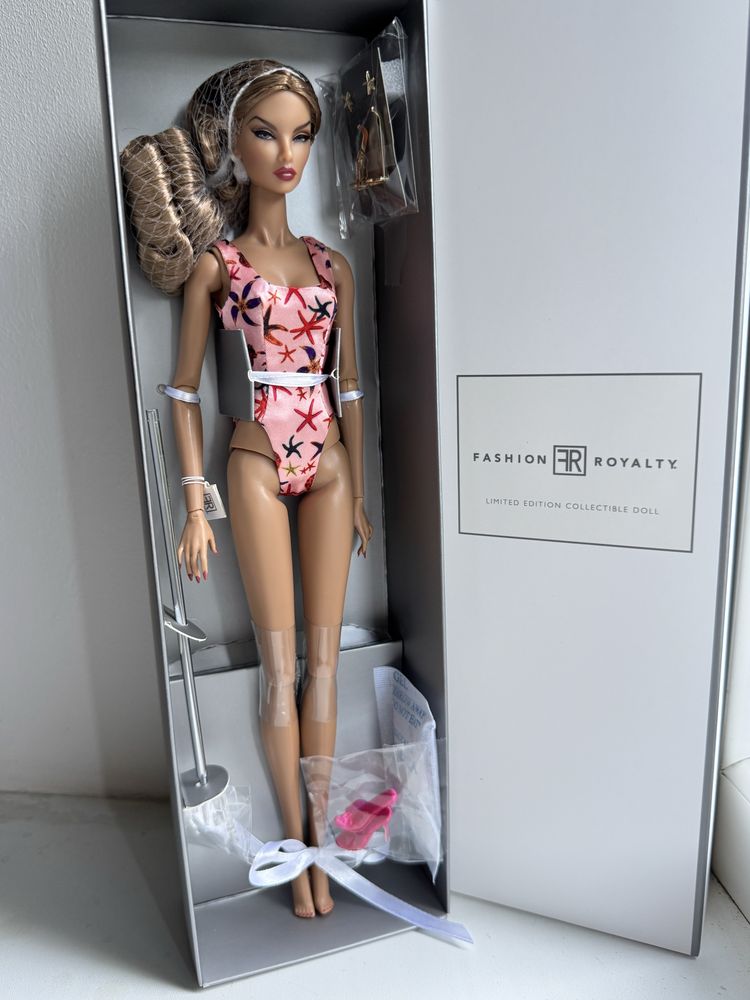 Integrity Toys Bombshell Beach Natalia Fatale Наталія Фаталь базова