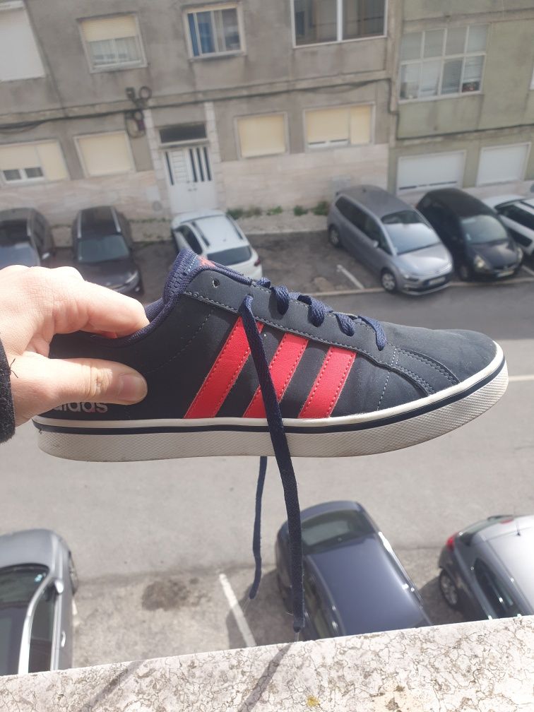 Par de ténis 2 adidas