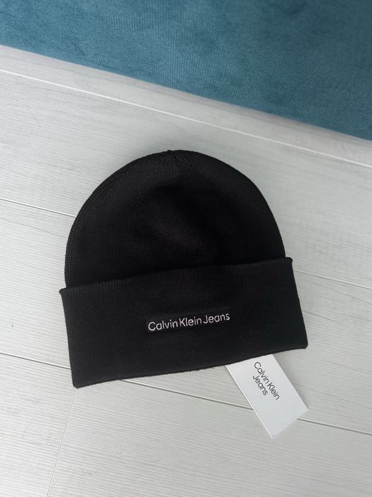 шапка шапочка calvin klein жіноча чоловіча шапка чорна з білим лого