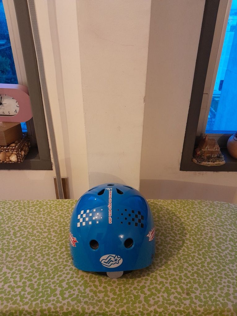 Vendo Capacete DECATHLON para Criança muito bonito como novo