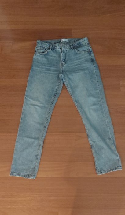 Calças jeans azuis claras