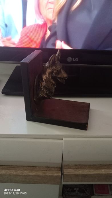 Estatueta em bronze de cão.