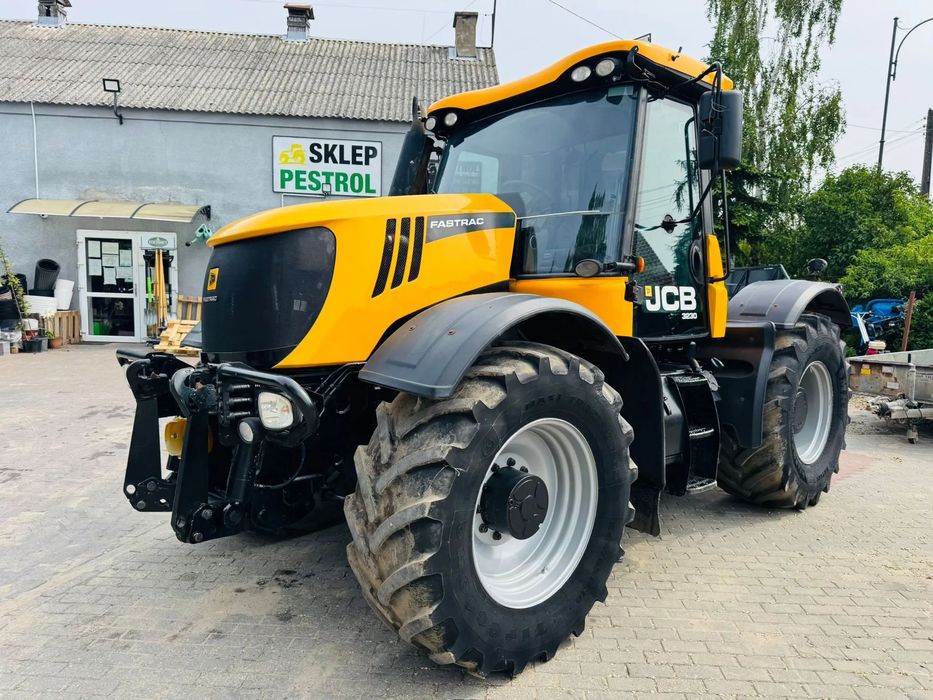 JCB FASTRAC 3230  JCB FASTRAC 3230, 265 KM,70 KM/H, 2011 rok,przedni TUZ I WOM