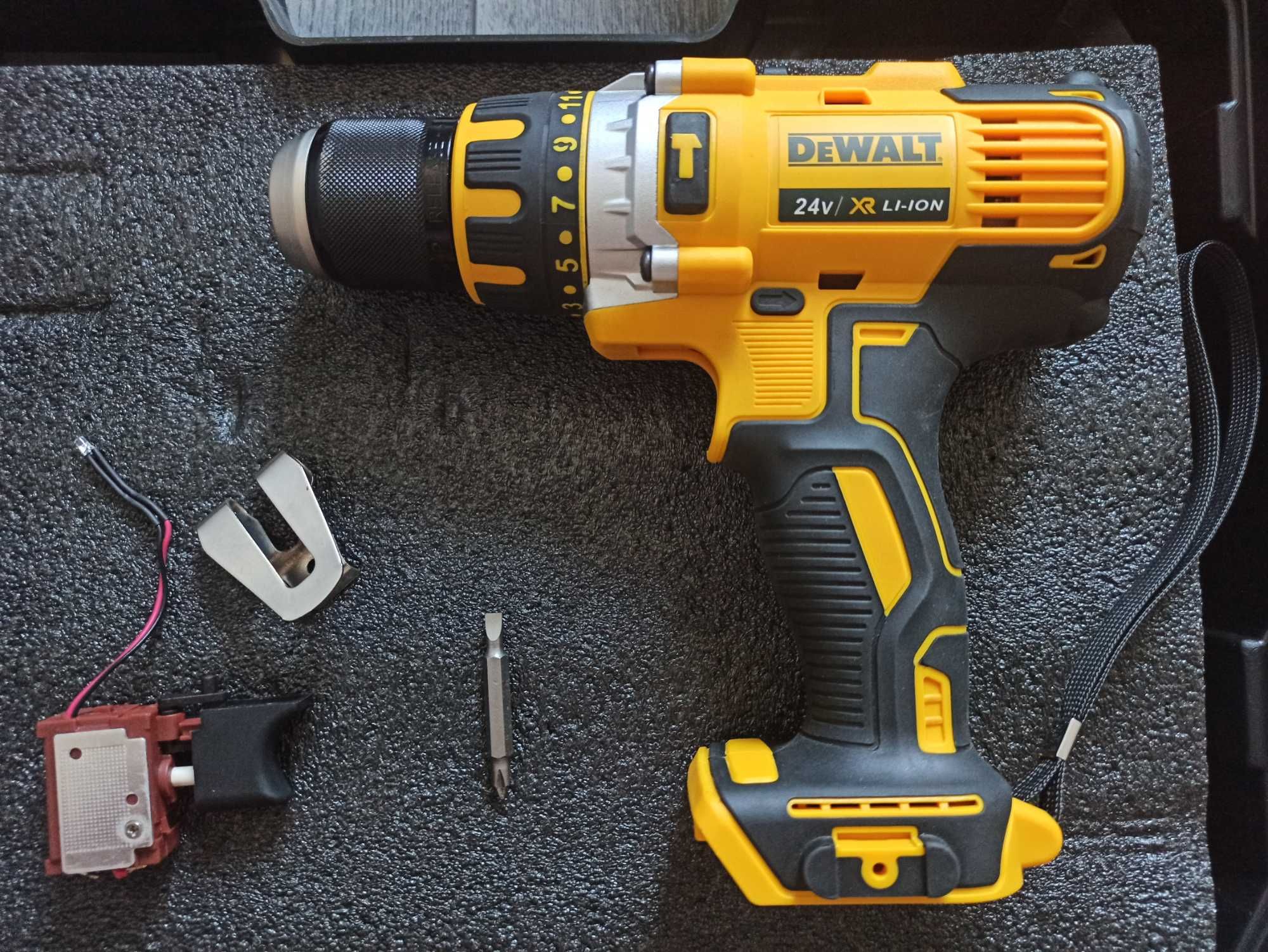 Шуруповерт DeWalt DCD771