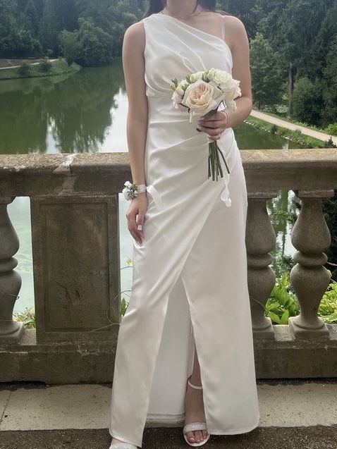 Платя жіноче атласне біле максі розмір s,м вживане 1 раз