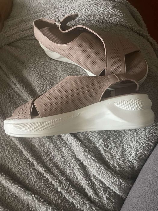 Босоножки женские