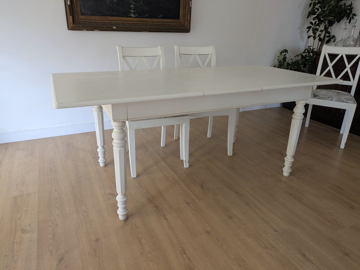 Mesa de jantar e seis cadeiras da Homes in Heaven