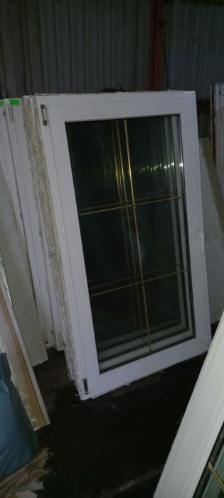Okna i drzwi ze złotym szprosem używane.