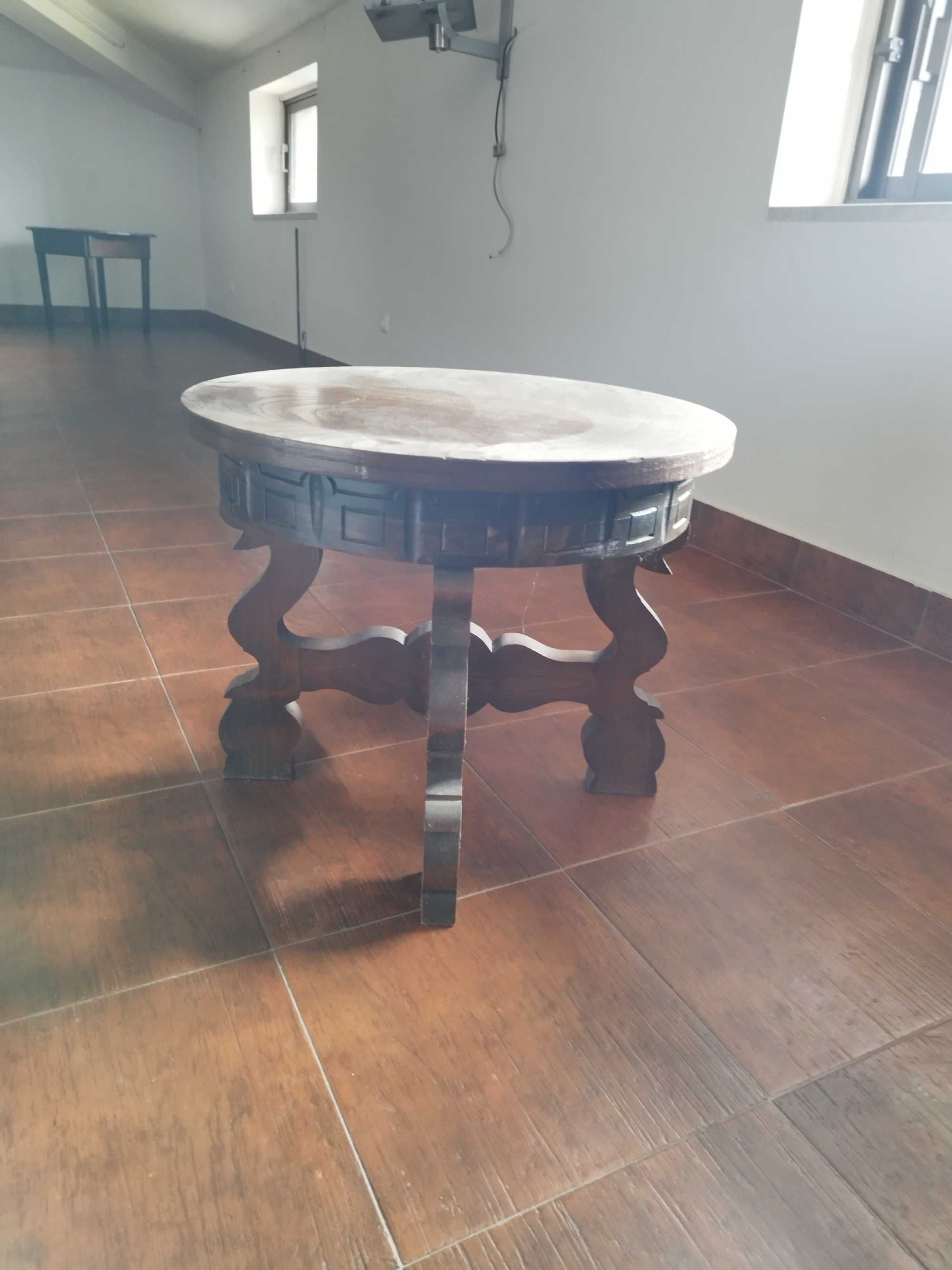 Mesa de centro com detalhes vintage
