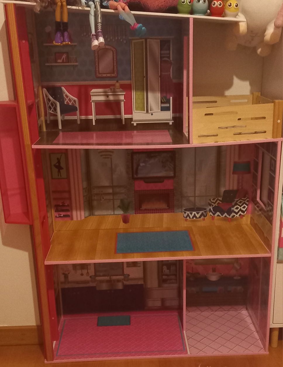 Casa das Barbies em madeira Entrego em Mem-Martins  a porta de casa..