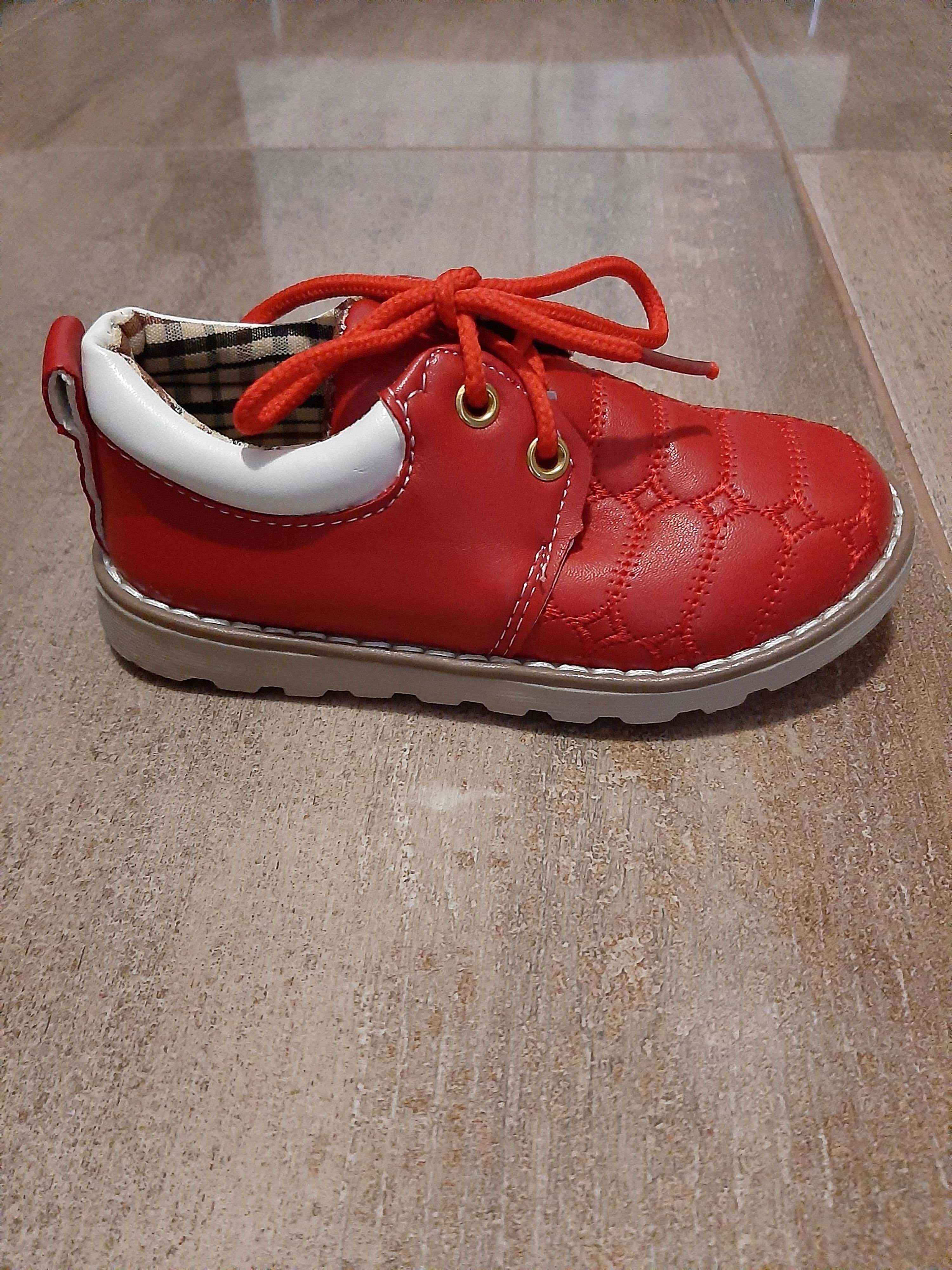 Туфли на шнурках девочке красные новые