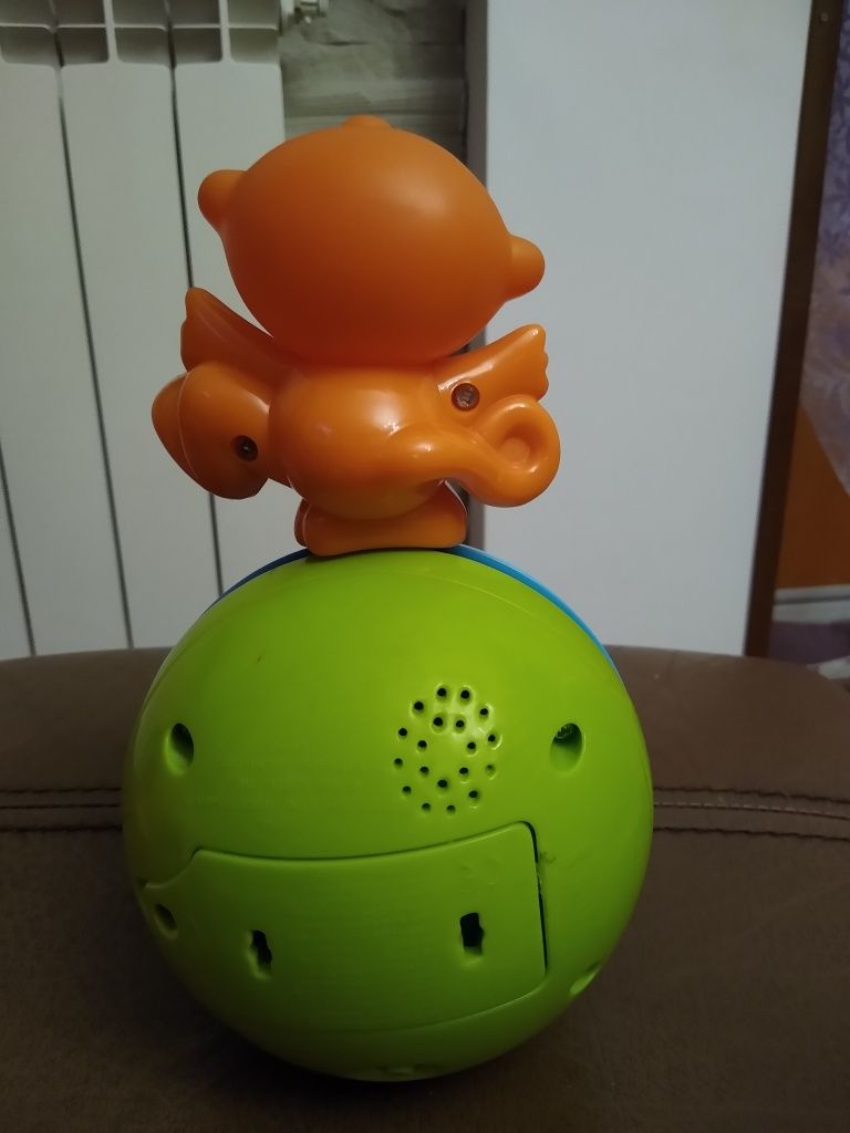 Małpka na kuli interaktywna Fisher Price śmieje się, buja na kuli,