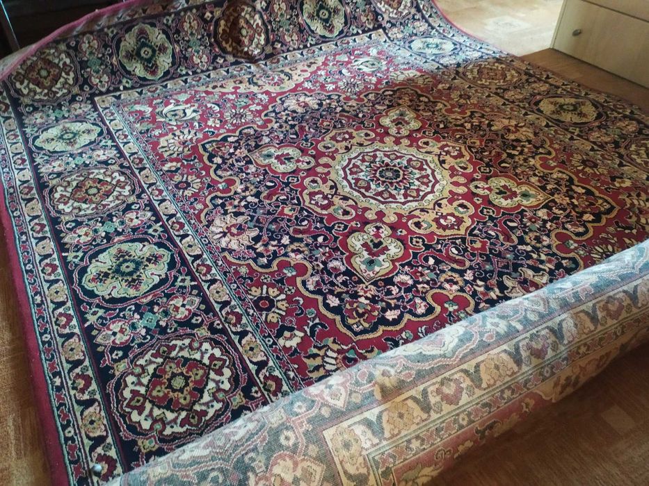 Продам ковер хорошего качества размером 2м 50см на 1м 90 см --- 2200гр
