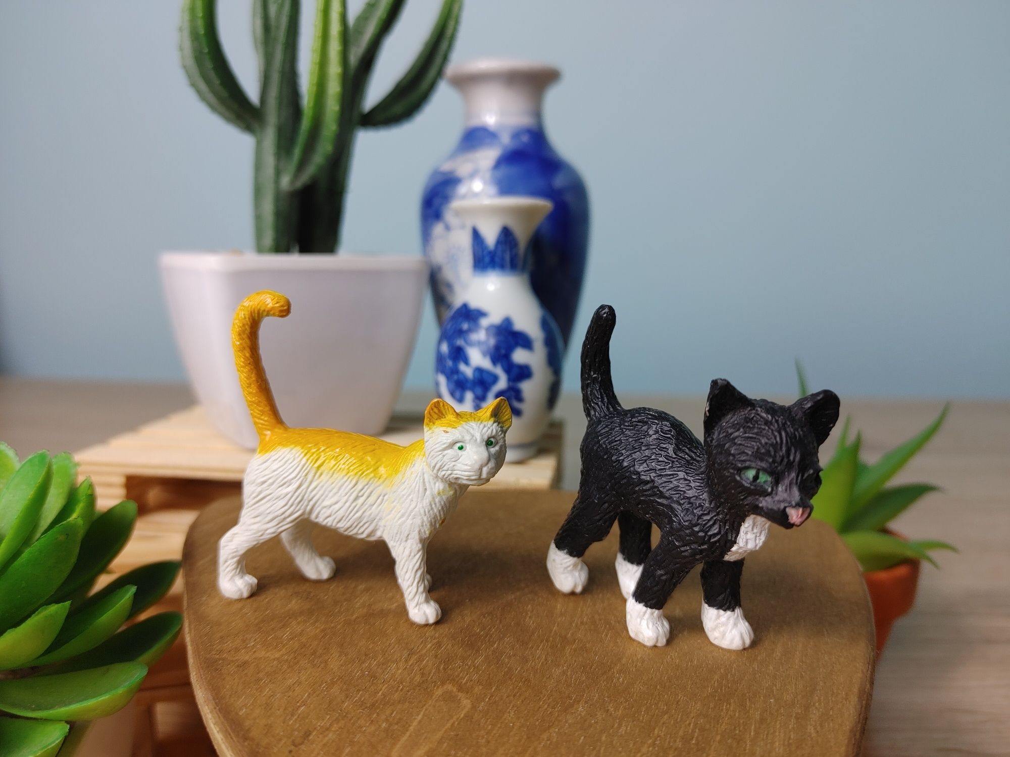 Dwa malutkie koty kotki figurki M.E.G. miniaturki domek dla lalek koci
