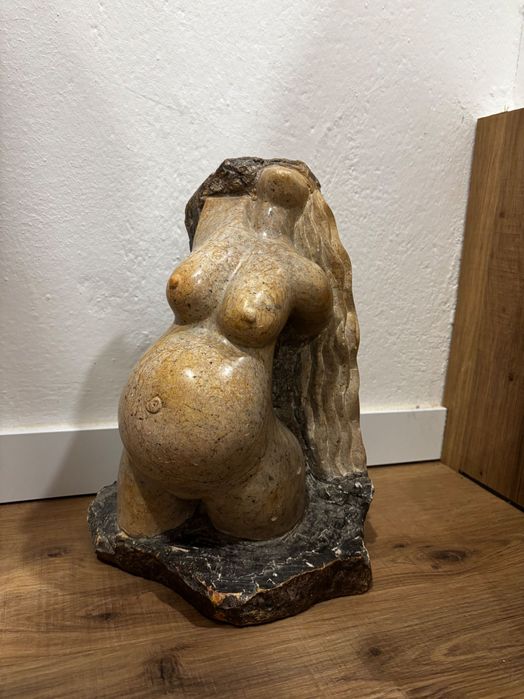 Duas estátuas em mármore 
Mulher grávida e busto de homem
