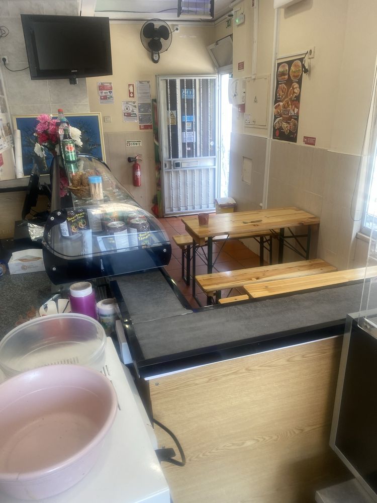 vende doner kebab e restaurante no coração do Cacem (perto da estação)