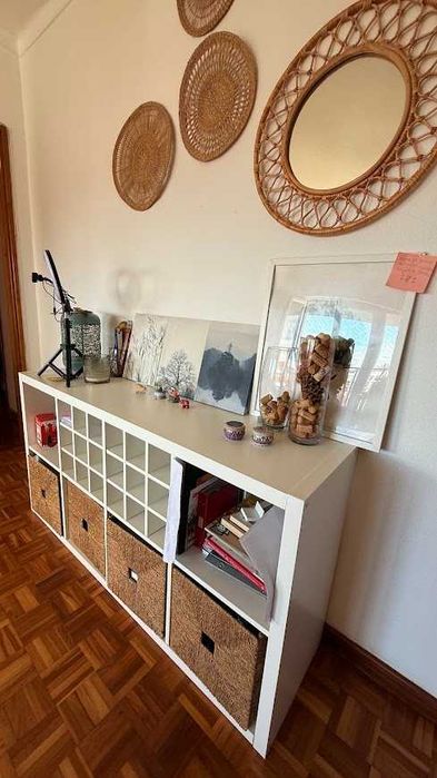 Móvel Kallax ikea com garrafeira e cestos