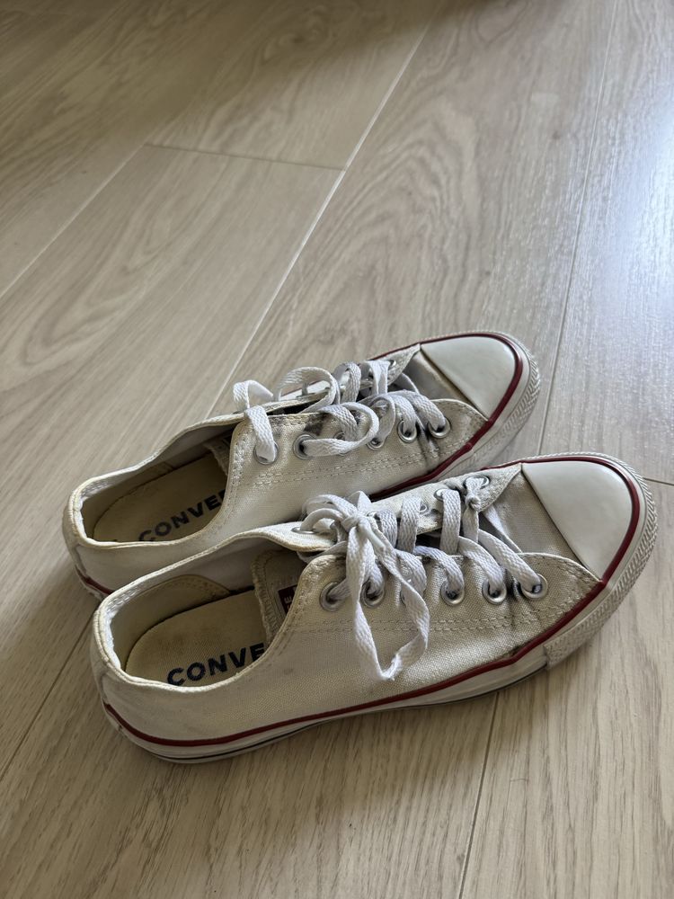 Białe buty converse