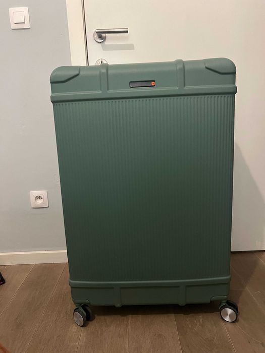 Продам Валіза чемодан дорожній  4 колеса, висота 86 см.