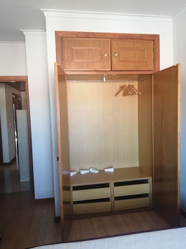 Alugo quarto a rapariga