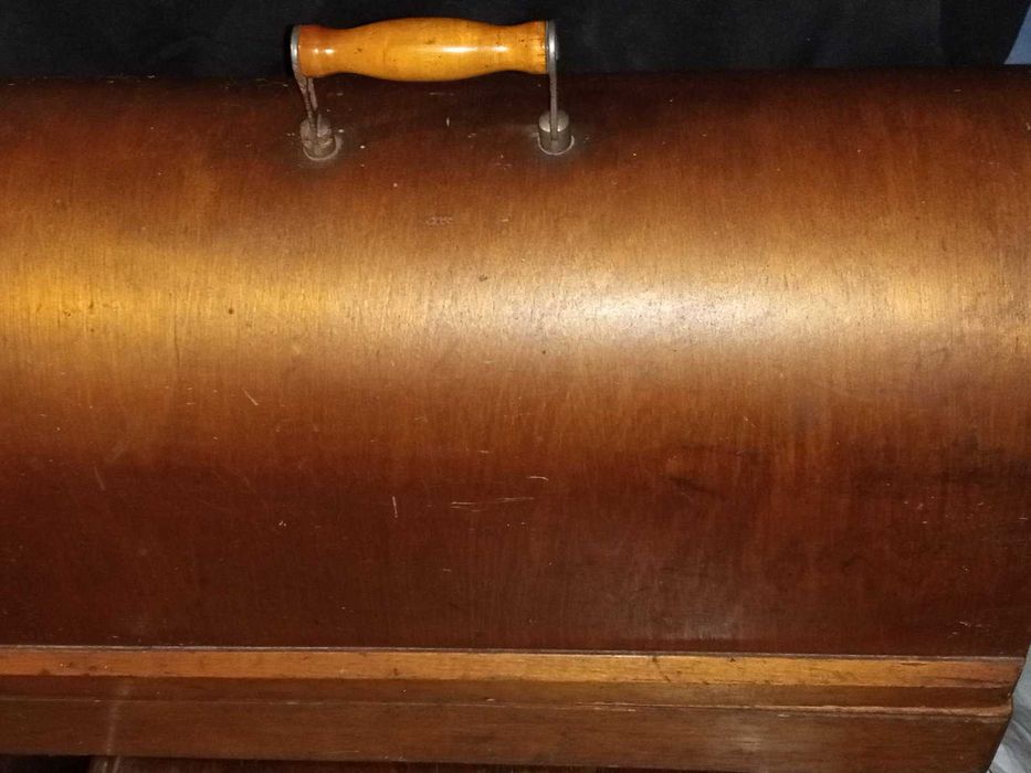 Старая швейная машинка