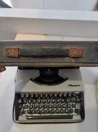 Máquina de Escrever Olympia com mala. Mala um pouco danificada.