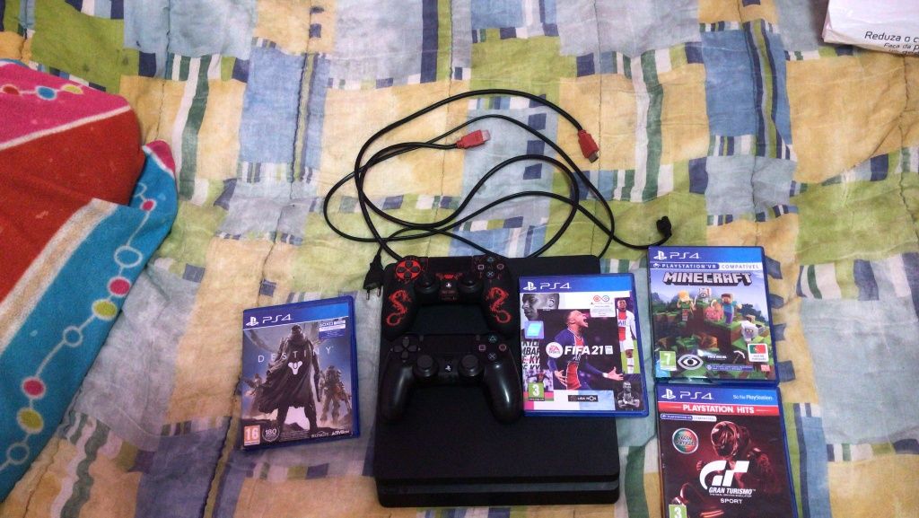 PS4 + 2 comandos + 4 jogos (Tudo Incluído)