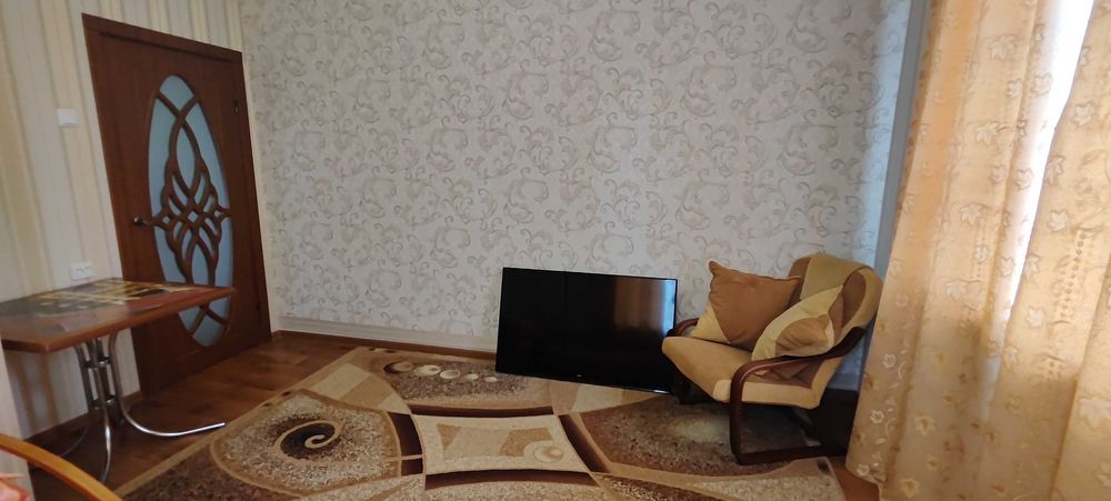 Здається будинок.4 роздільні кімнати.2 санвузли.Меблі.Побутова техніка