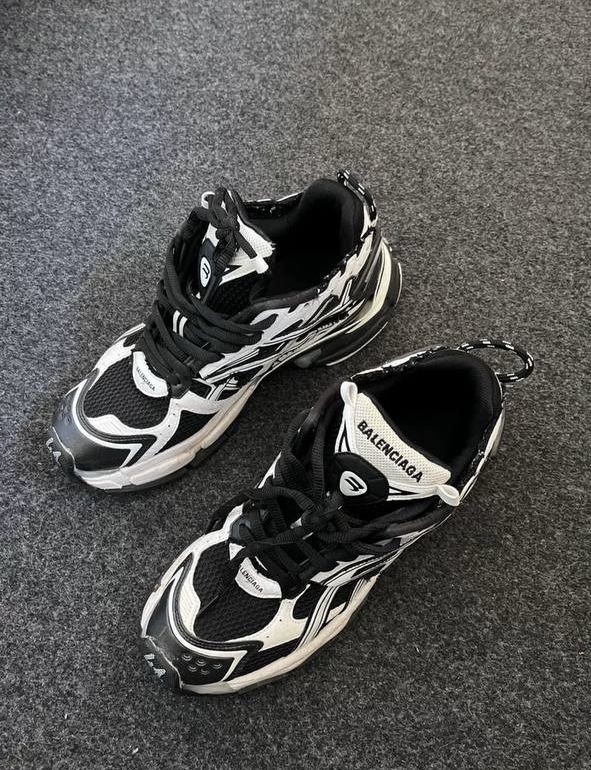 balenciaga runner black drip