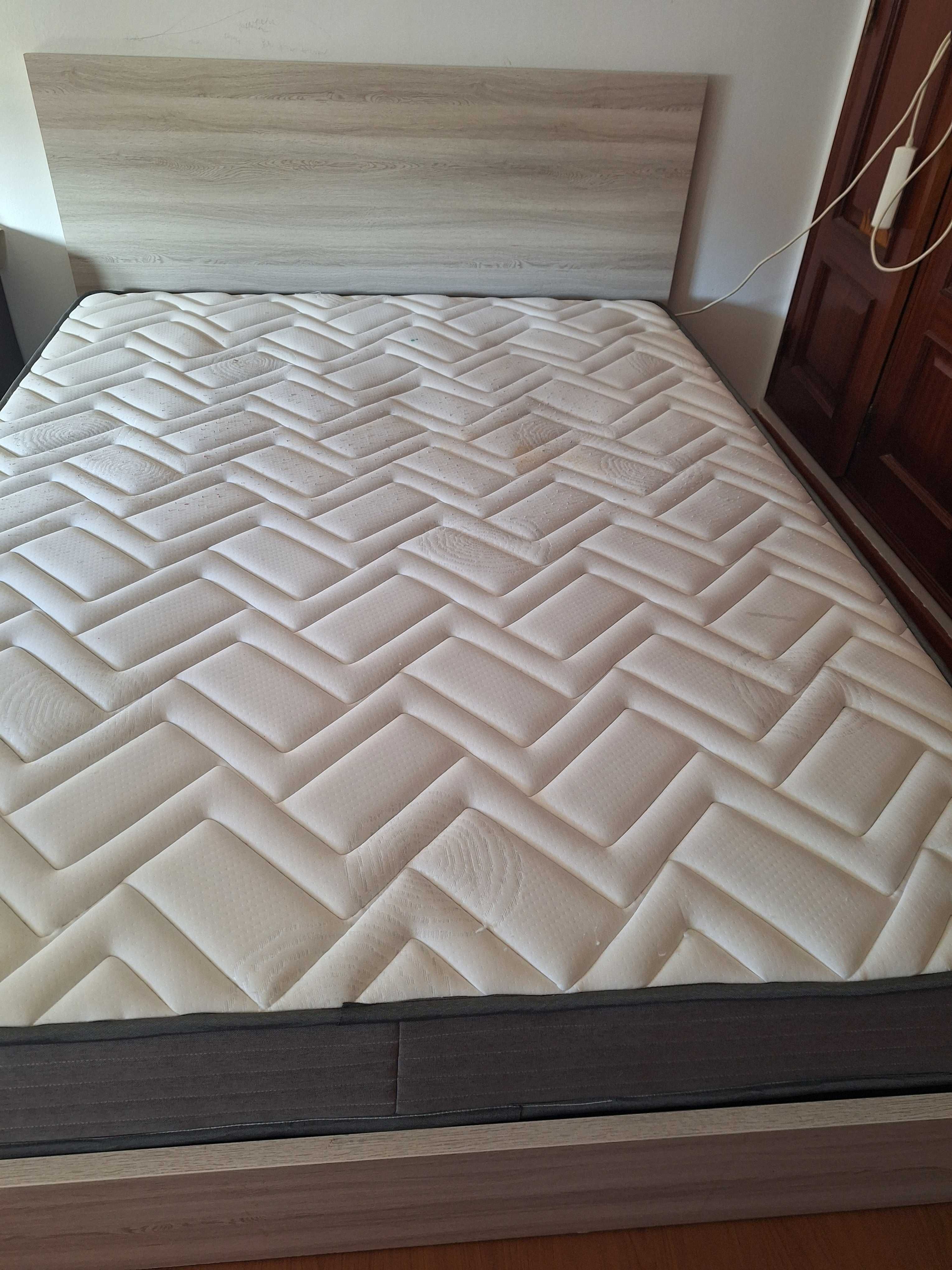 Cama com duas mesas cabeceira