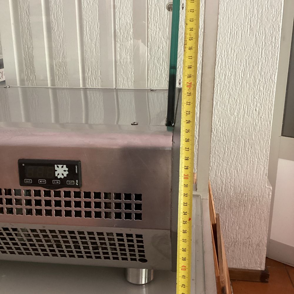 Vitrine com  refrigeração  ( saladette)