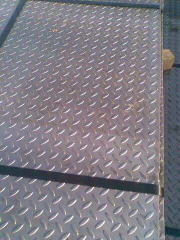 Blacha stalowa ryflowana. Duży wybór, idealne na wjazdy, aż do 12 mm