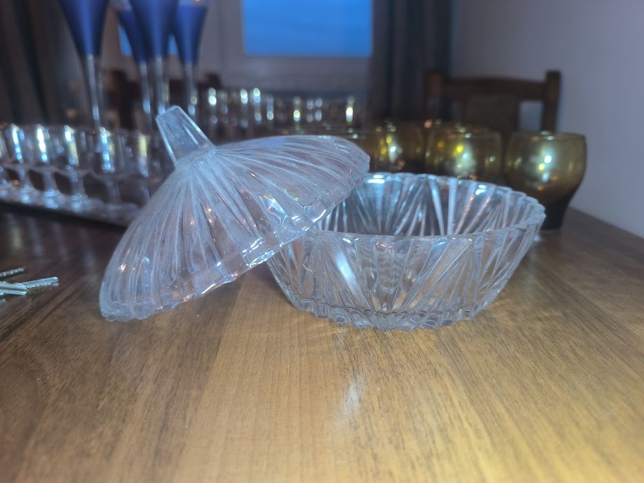 Stare szklanki i kieliszki