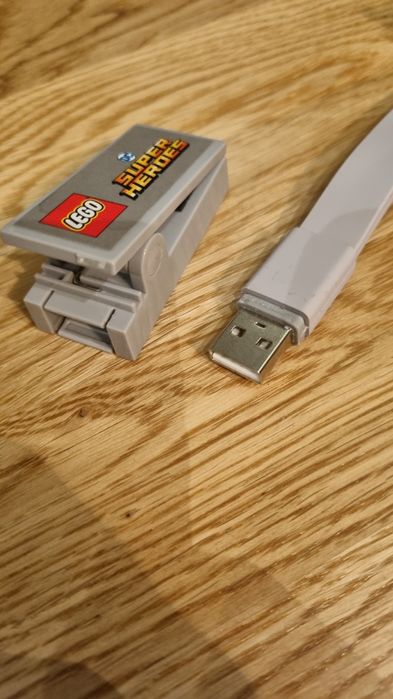Lampka z klipsem do książki Ludzik Lego, baterie i USB