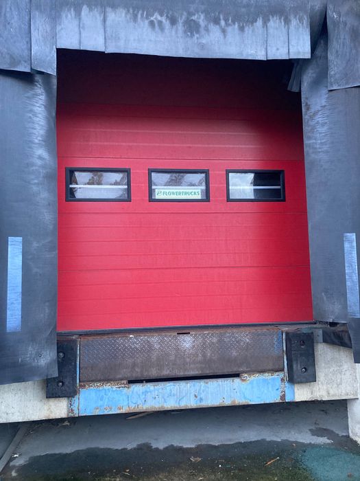 Brama segmentowa z jednym okienkiem 3,8 m szeroka 3,4 m wysoka elektry