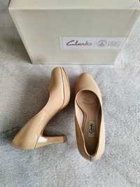 Clarks Crisp Kendra roz. 37 Nude Sand Patent skóra naturalna