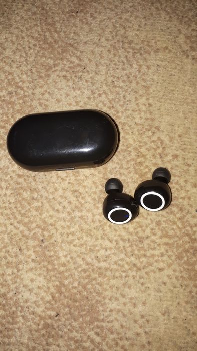 Нові безпровідні навушники Y50. З кейсом.