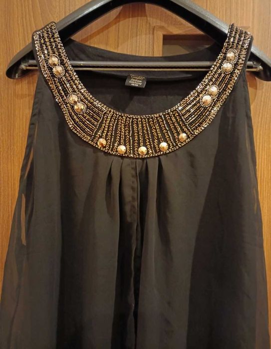 Czarna tunika że zdobionym dekoltem