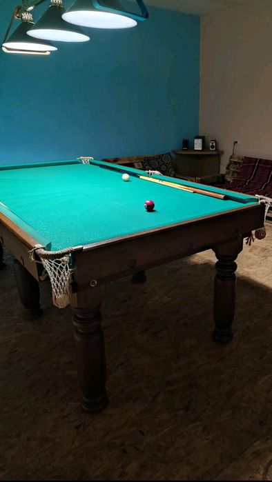 Більярдний стіл, лампа, стільці