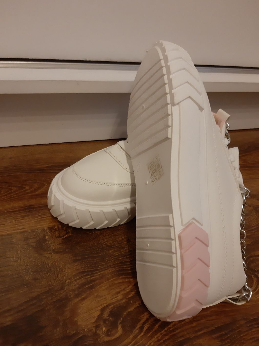 Białe damskie buty sneakersy z łańcuszkami
Rozmiar 39
Łańcuszki odpina